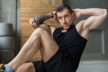 Çapraz egzersizi için abs fitness egzersiz genç adam