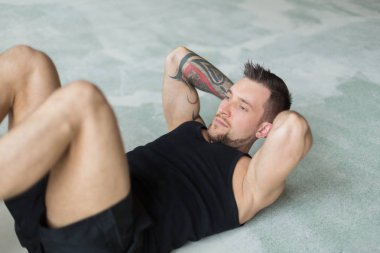 Çapraz egzersizi için abs fitness egzersiz genç adam