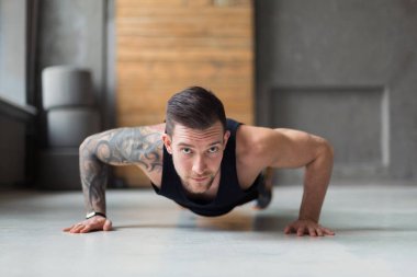 Fitness egzersiz, push up veya tahta genç adam