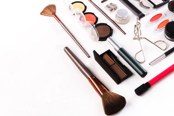 Make-up cosmetica tools en essentials, plat lag op witte achtergrond — Stockfoto