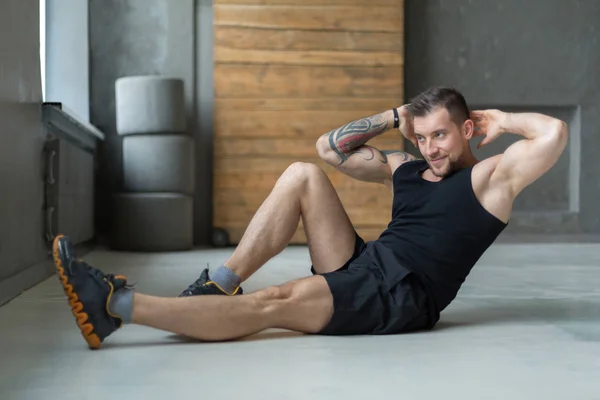 Exercício de fitness para jovens, crunches cruzados para abdominais — Fotografia de Stock