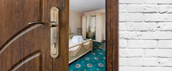 Puerta medio abierta de un dormitorio clásico, manija de primer plano . —  Fotos de Stock