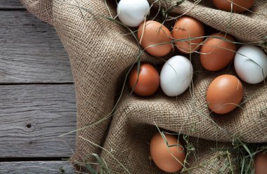 Taze tavuk kahverengi çuval, arka plan tarım organik yumurta