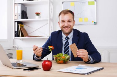 Adam sağlıklı iş yemeği modern ofis iç vardır.