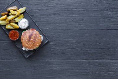 Fast food restoran yemek. Hamburger ve patates dilimleri