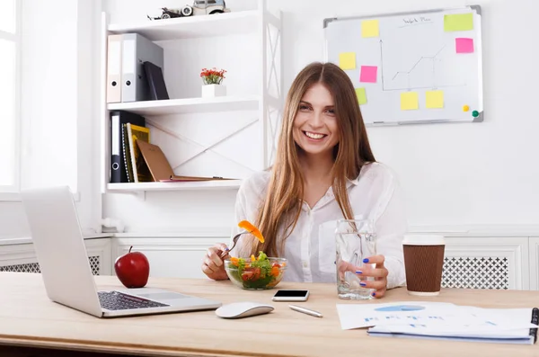 Frau isst gesundes Business-Lunch in modernem Bürointerieur — Stockfoto