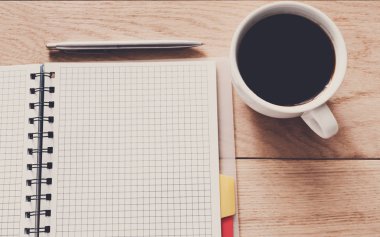 Ofis mobilyaları, ahşap arka plan üzerinde denetim listesi kavramı yazma