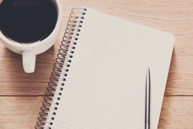 Ofis mobilyaları, ahşap arka plan üzerinde denetim listesi kavramı yazma