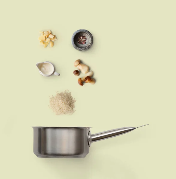 Matlagning ingredienser för italiensk risotto med svamp isolerad på gul — Stockfoto