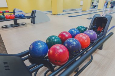 Bowling topları dönüş makine, sokak arka plan