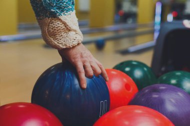 Erkek el alarak topu bowling makineden