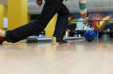 Adam, lane, Resim kırpılmış bovling topu atmak