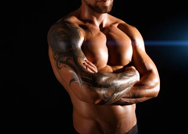 Forte atletico uomo mostra nudo corpo muscolare — Foto Stock