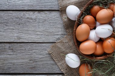 Taze tavuk kahverengi çuval, arka plan tarım organik yumurta