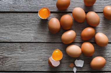 Ahşap arka plan üzerinde kahverengi ve beyaz organik yumurta