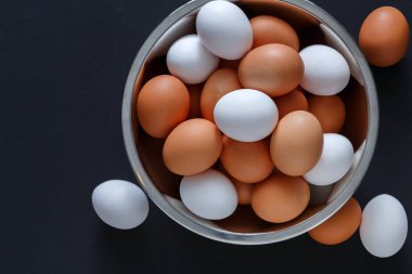 Siyah arka plan üzerine izole kase taze kahverengi yumurta