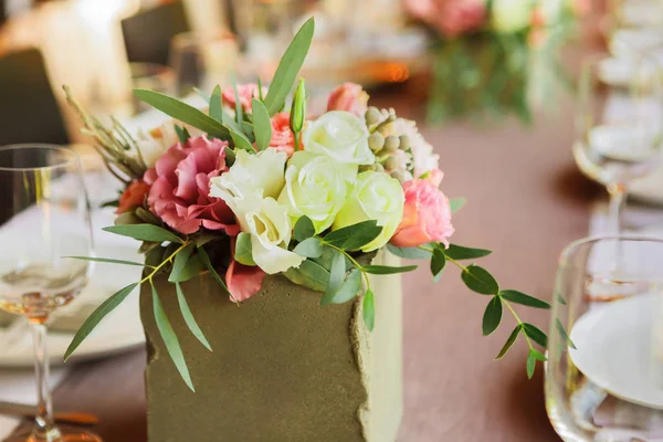 Served wedding table with flowers decorations — Stock Photo, Image