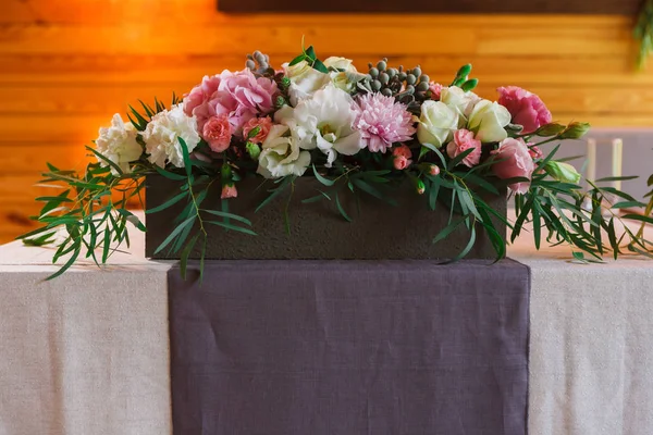 結婚式のテーブルの花装飾を添え — ストック写真