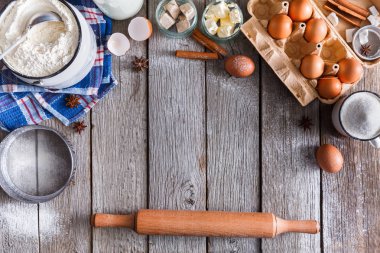 Rustik ahşap arka plan üzerinde fırın malzemeleri