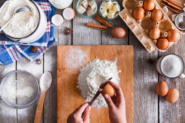 Rustik ahşap zemin üzerine hamur üstten görünüm yapma