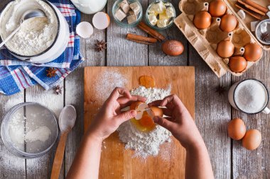 Rustik ahşap zemin üzerine hamur üstten görünüm yapma