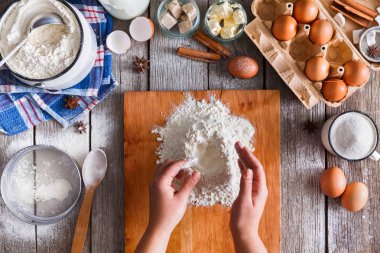 Rustik ahşap zemin üzerine hamur üstten görünüm yapma