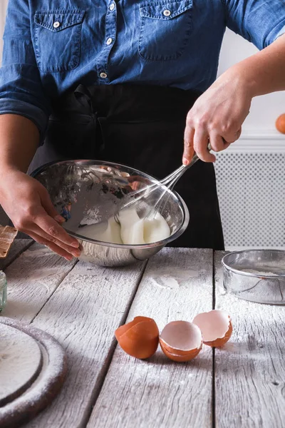 女性パン卵と粉で生地をかき混ぜる — ストック写真
