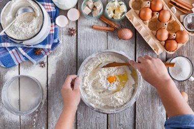 Rustik ahşap zemin üzerine hamur üstten görünüm yapma