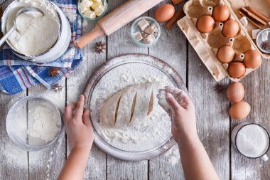 Rustik ahşap arka plan üzerinde yapımı ekmek en iyi görünümü