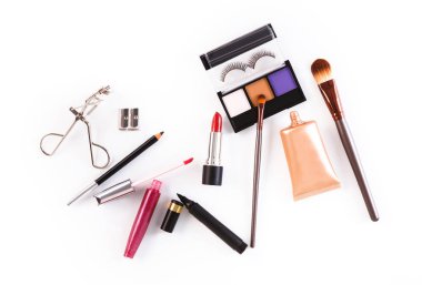 Makyaj kozmetik araçları ve temel özellikleri, düz beyaz arka plan üzerinde yatıyordu
