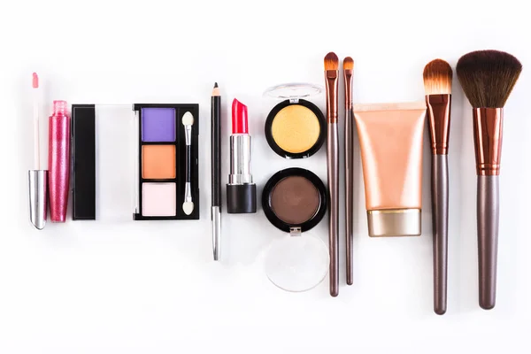 Maquillaje cosméticos herramientas y elementos esenciales, plano sobre fondo blanco —  Fotos de Stock