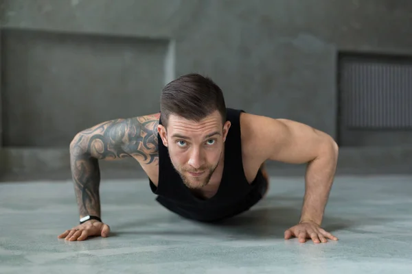 Fitnesstraining für junge Männer, Liegestütz oder Planke — Stockfoto