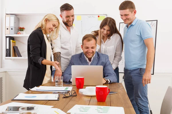 幸せなビジネスの人々 のチームがオフィスで一緒に楽しい時を過す — ストック写真