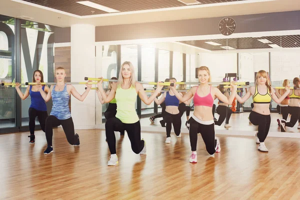 组的年轻妇女在健身班 — 图库照片