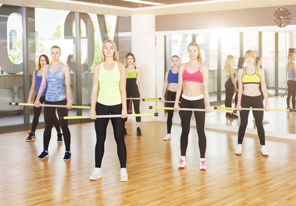 Grupo de mujeres jóvenes en la clase de fitness, entrenamiento con pesas —  Fotos de Stock