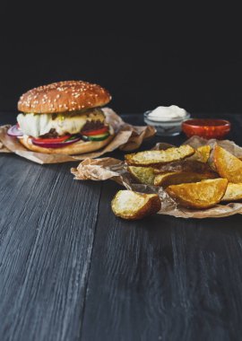 Fast food almak uzağa. Burger ve patates dilimleri