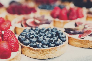 Açık havada çeşitli meyve ve meyve tart tatlı tepsi