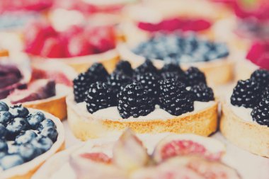 Blackberry tart tatlı tepsi karışık closeup
