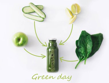 Beyaz arka plan üzerinde izole doğal detoks yeşil smoothie maddeler