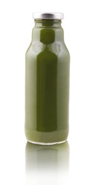 Beyaz arka plan üzerinde izole avokado ve ıspanak güler yüzlü suyu şişesi