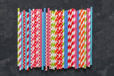 Kokteyl kamış blackboard doku yüzeyi, arka plan üzerinde renkli çizgili