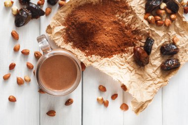 Beyaz arka plan üzerinde doğal detoks çikolata smoothie maddeler