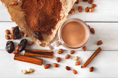 Beyaz arka plan üzerinde doğal detoks çikolata smoothie maddeler