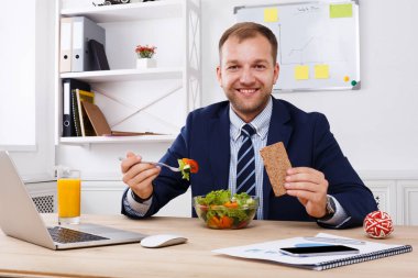 Adam sağlıklı iş yemeği modern ofis iç vardır.