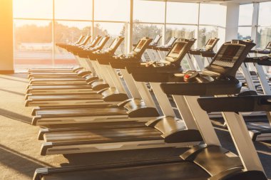 Modern bir spor salonu iç donanımları, fitness kardiyo egzersizi için koşu bandı ile