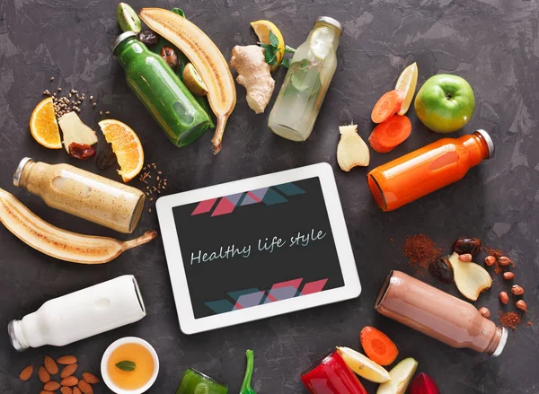 健康的なデトックス飲み物食材と黒の背景のタブレット — ストック写真