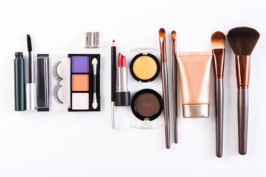 Makyaj kozmetik araçları ve temel özellikleri, düz beyaz arka plan üzerinde yatıyordu