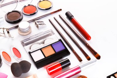 Makyaj kozmetik araçları ve temel özellikleri, düz beyaz arka plan üzerinde yatıyordu