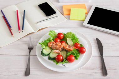 Sağlıklı bir iş öğle yemeği aperatif ofis, sebze salatası Üstten Görünüm