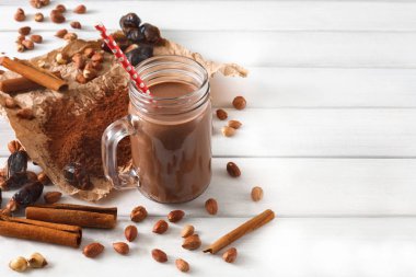 Beyaz arka plan üzerinde doğal detoks çikolata smoothie maddeler